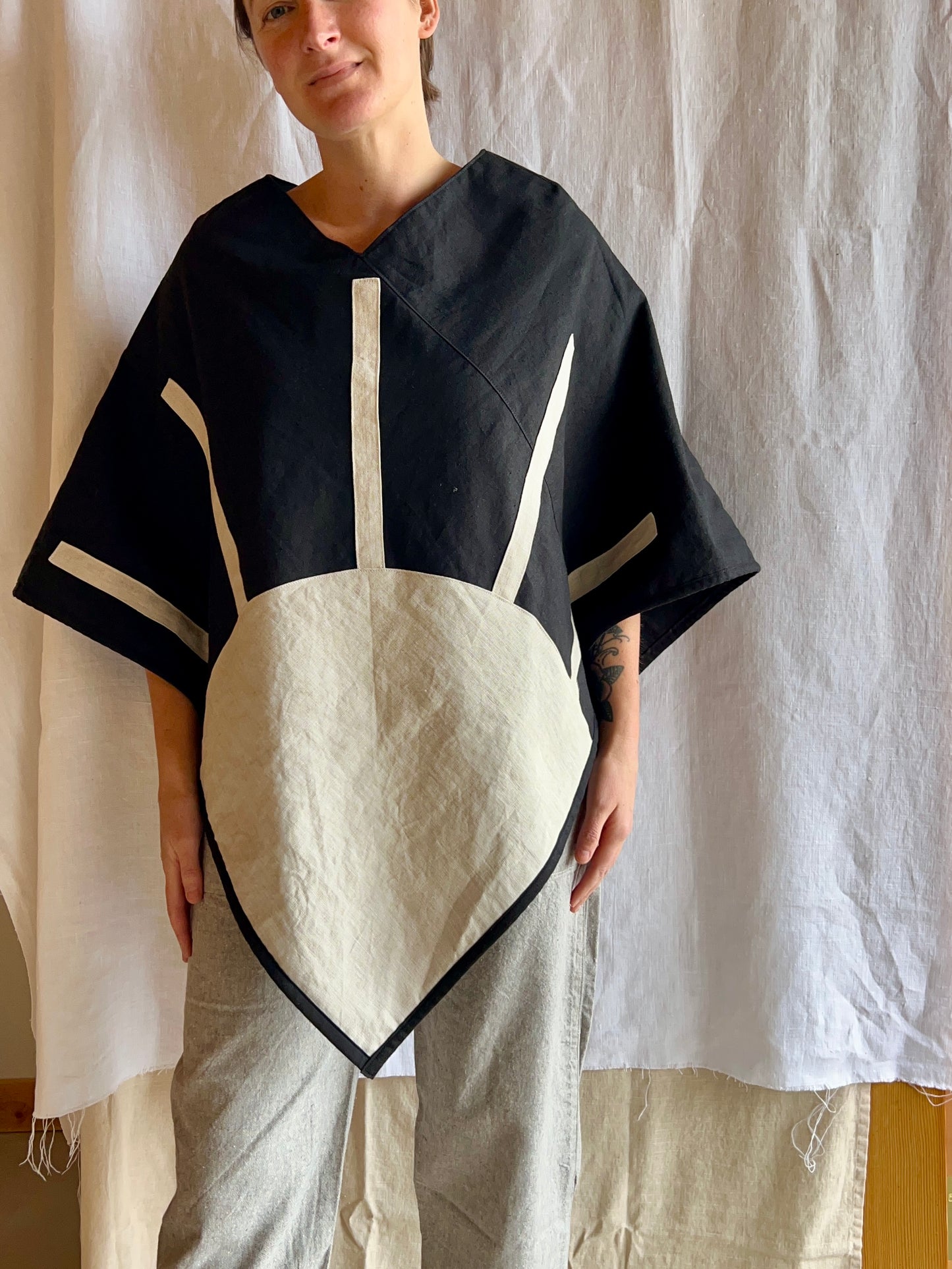 Sunburst Poncho in Black / Natural